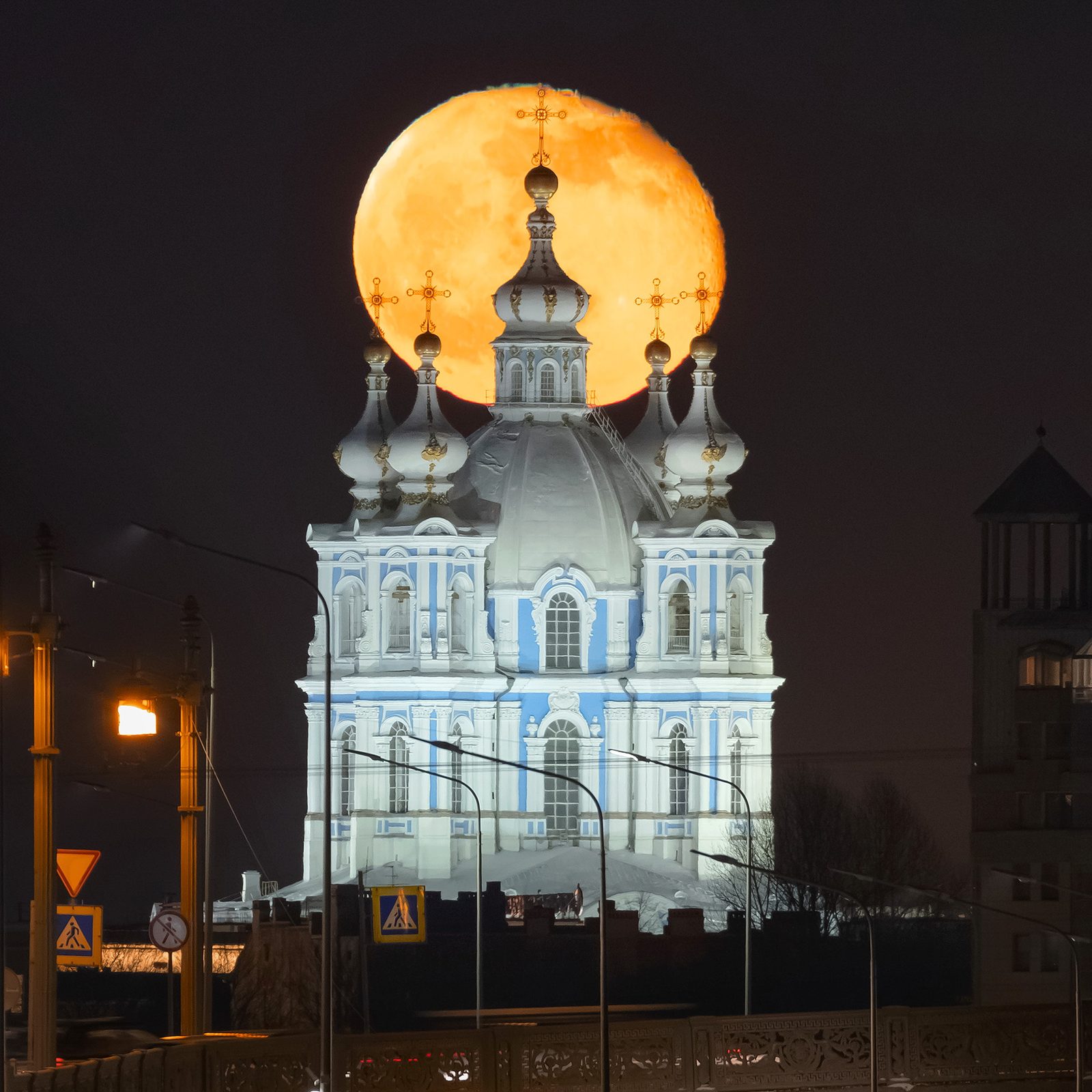 Луна в Петербурге — Олег Семёнов