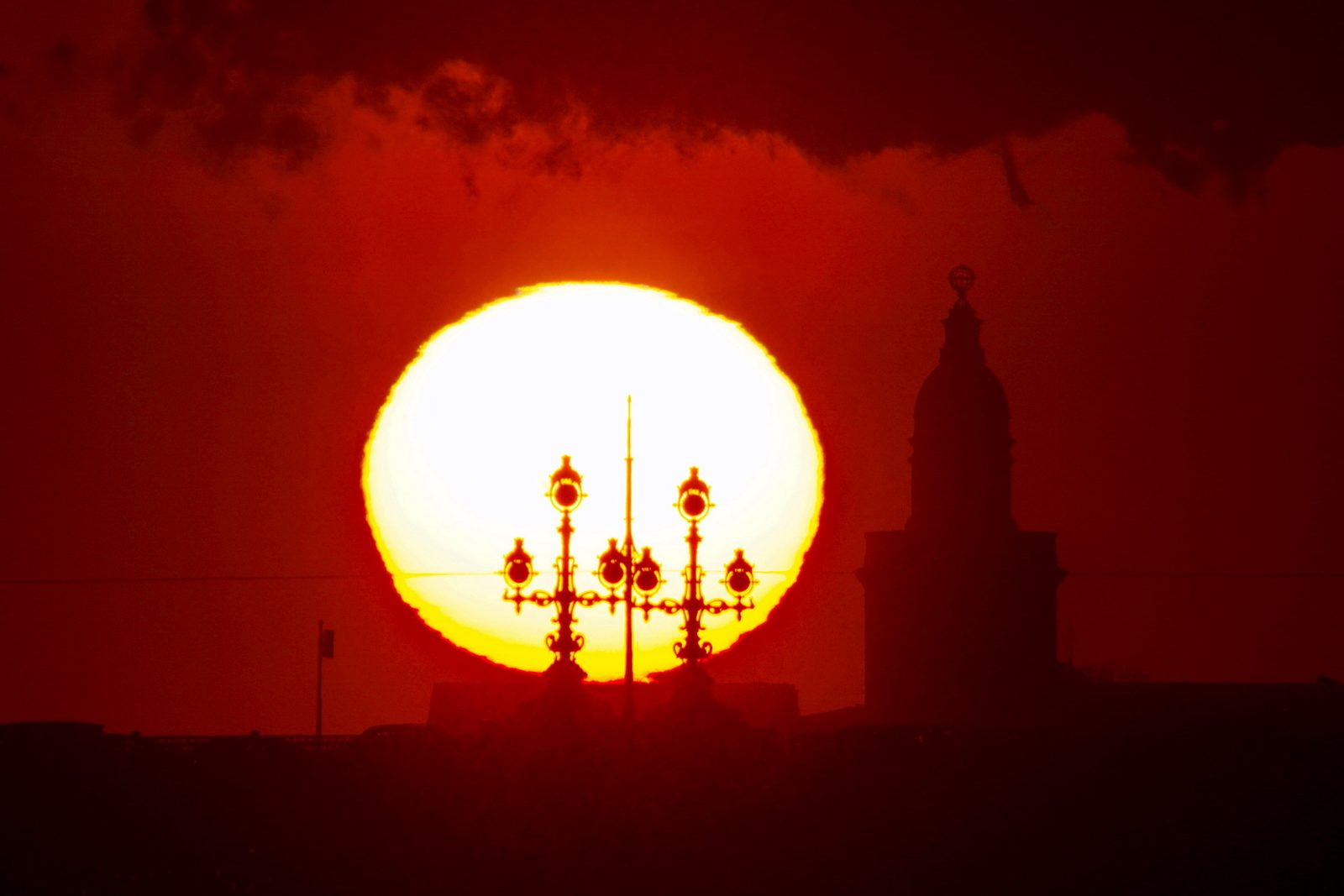 Луна в Петербурге — фотография Олега Семёнова