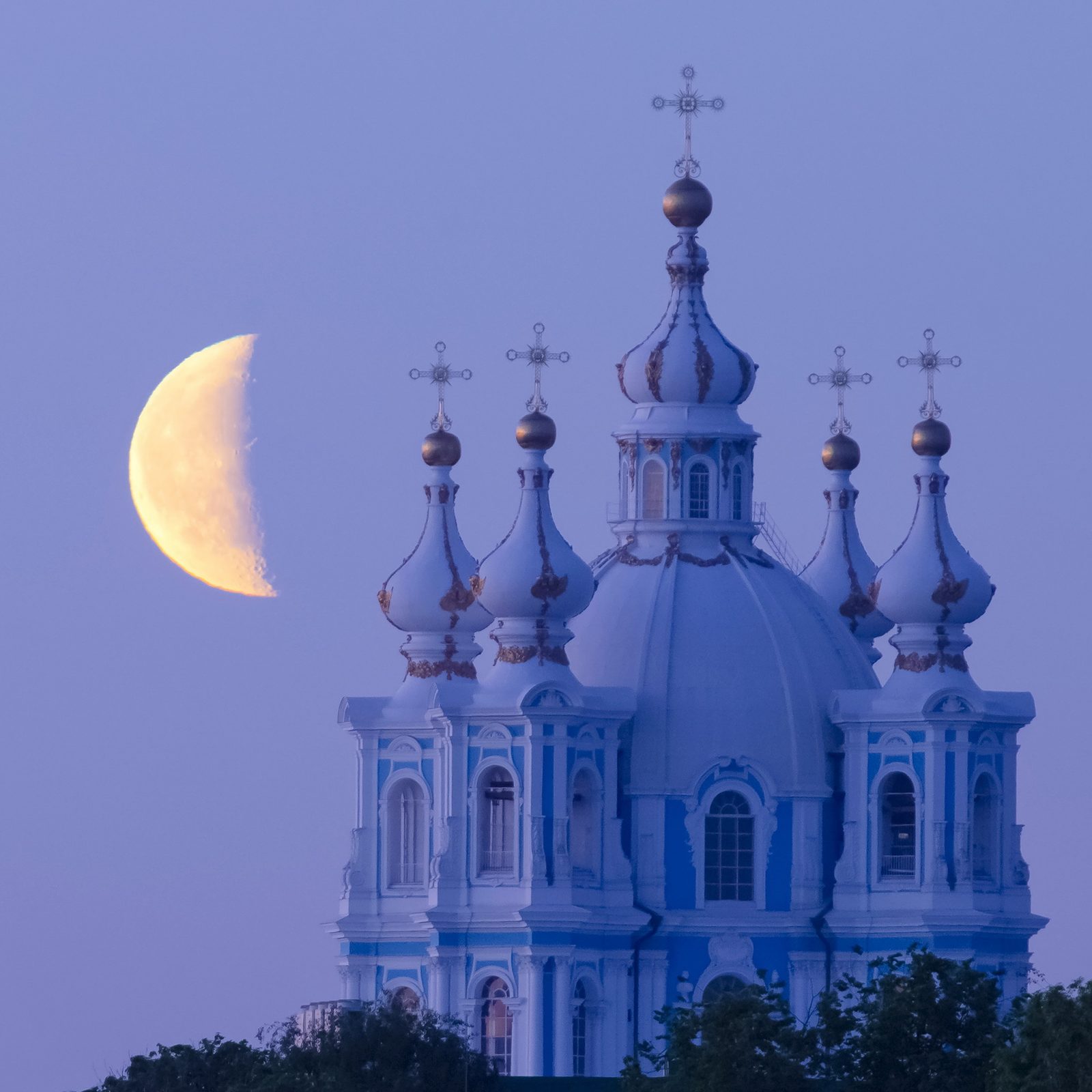 Луна в Петербурге — фотография Олега Семёнова