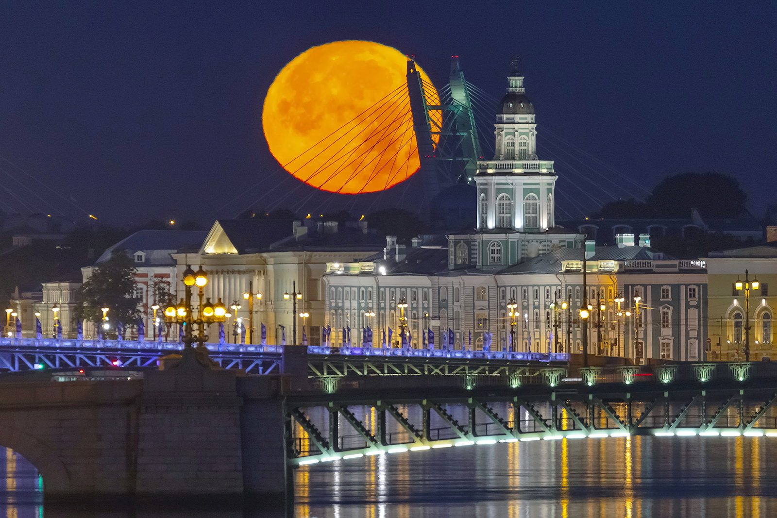Луна в Петербурге — фотография Олега Семёнова