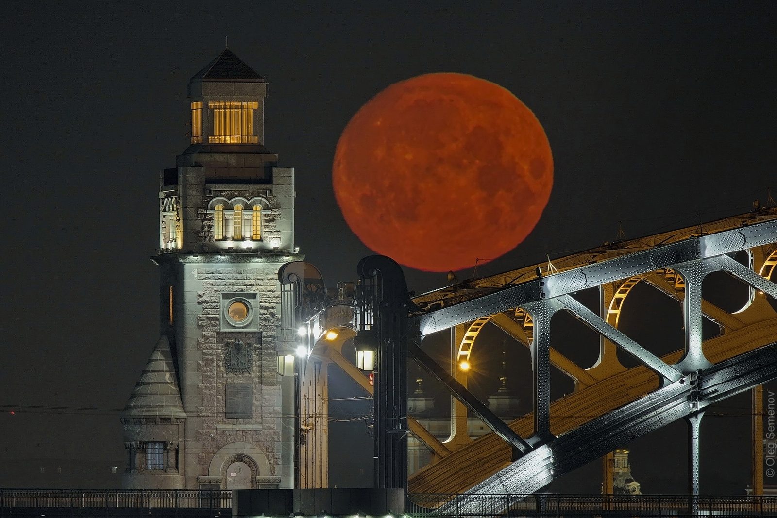 Луна в Петербурге — фотография Олега Семёнова