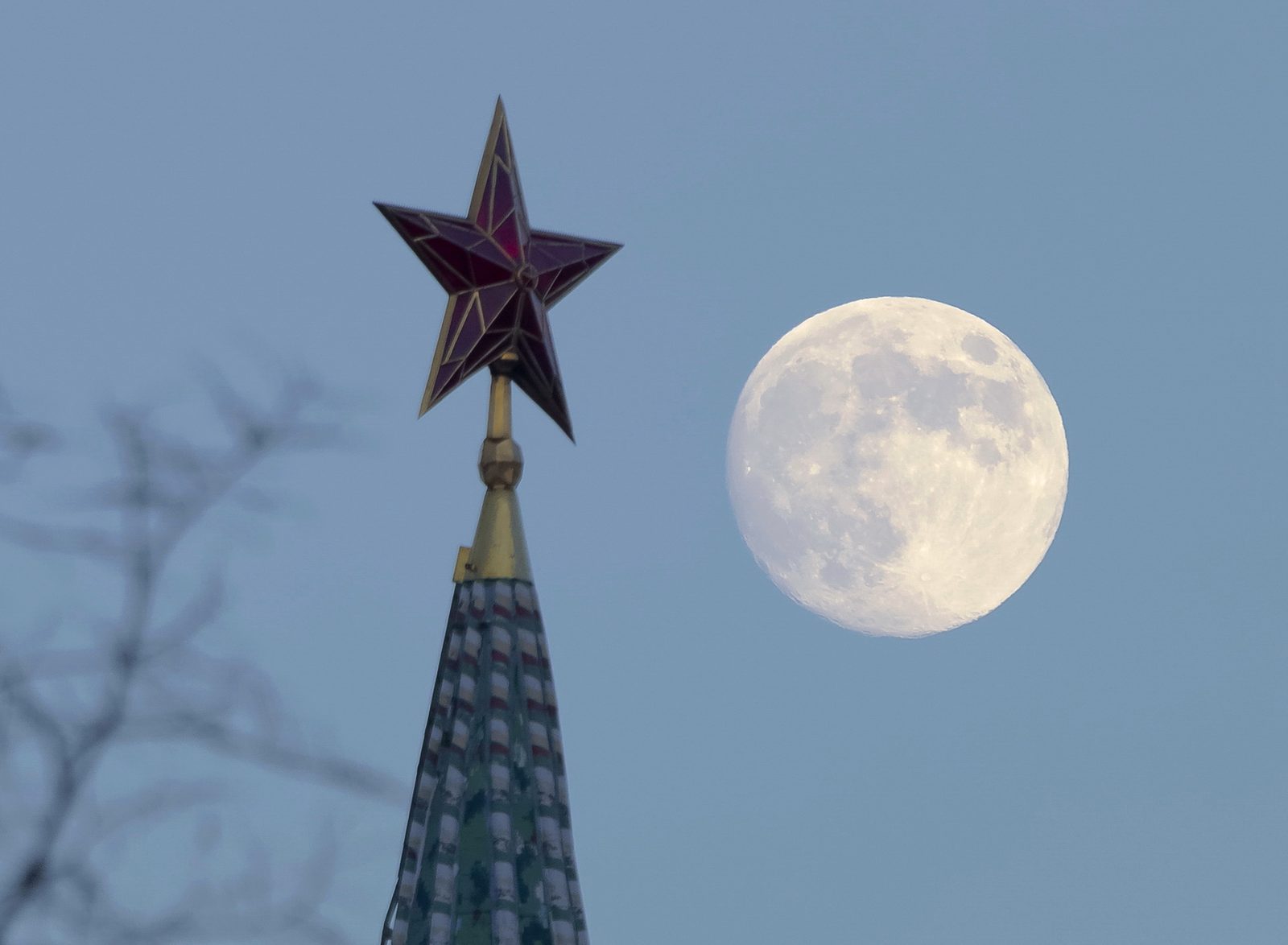 Луна в Петербурге — фотография Олега Семёнова