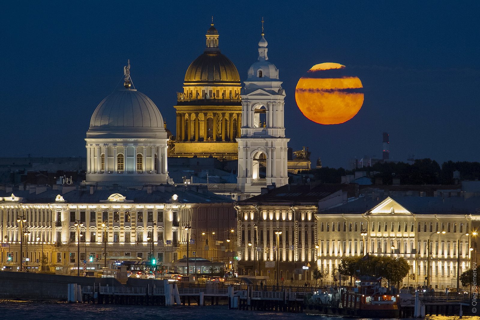 Полная Луна над Санкт-Петербургом — фотография Олега Семёнова